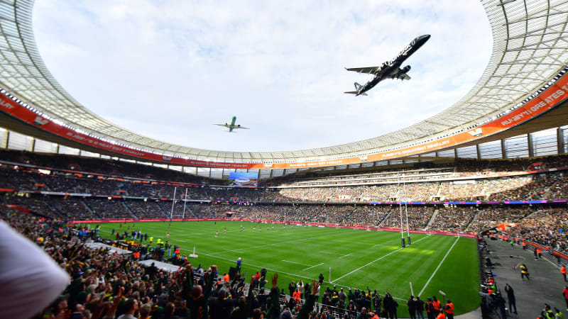 Pár metrů od tragédie: Letadla v JAR těsně minula plný stadion, desítky tisíc lidí to vyděsilo