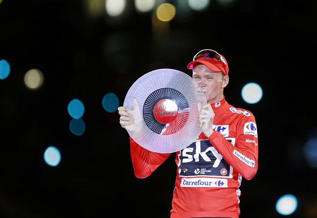 Přestřižené řazení, klády na trase. A Pogačar si musí na double počkat