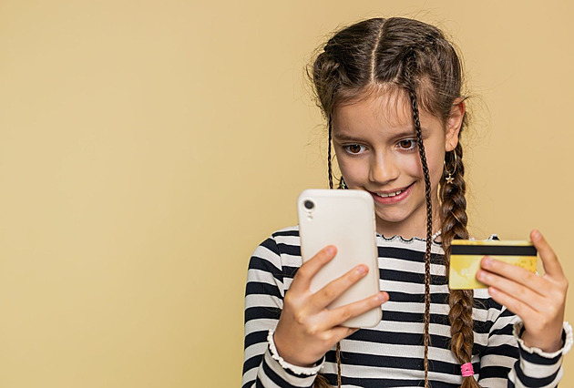 Hotovost střídají mobily. Které digitální pomůcky využít ve finanční výchově dětí?