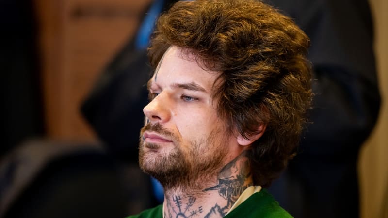 Známému téměř uřízl hlavu zaživa, pak ho okradl. Soud teď vrahovi zmírnil trest