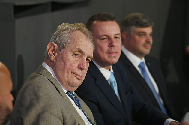 Grolich je silný vůdce, Motoristé naráží na limity. Zeman glosoval volby