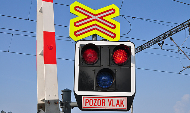 Na Chrudimsku se srazil vlak s autem. Řidič osobního vozu zemřel