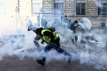 Ve Francii během demonstrací proti zdražování došlo k prvním střetům