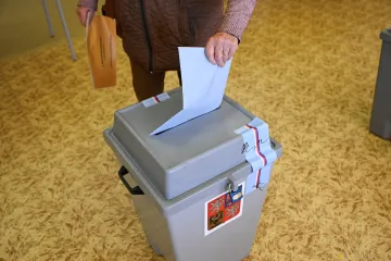 Skončilo hlasování ve druhém kole senátních voleb